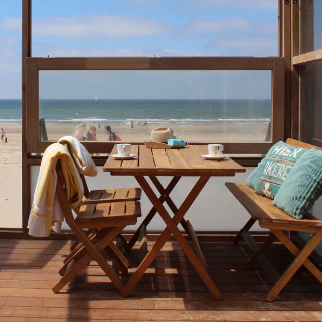 Koffie drinken met uitzicht op zee