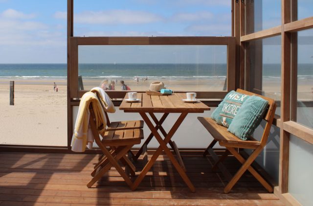 Koffie drinken met uitzicht op zee